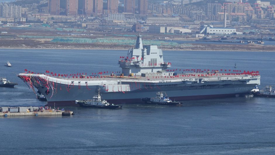 Kinija nuleido į vandenį pirmąjį savo pasistatytą lėktuvnešį