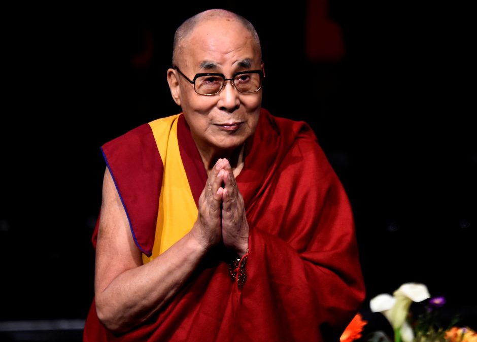 Dalai Lama „smarkiai gailisi“ dėl savo komentarų apie moteris