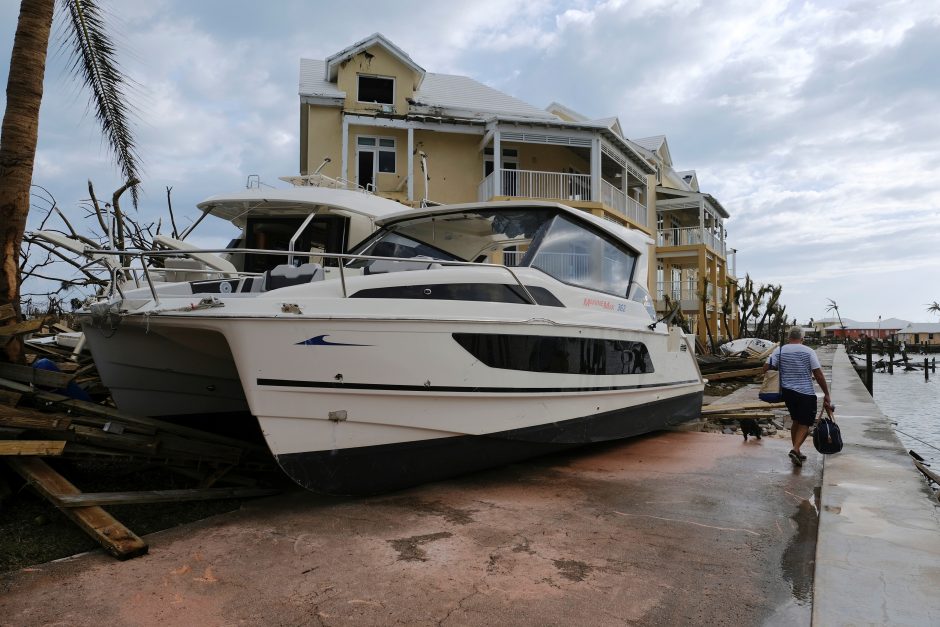 Mažiausiai 20 gyvybių nusinešęs uraganas „Dorian“ stiprėja