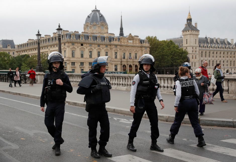 Paryžiuje per išpuolį policijos nuovadoje žuvo penki žmonės, tarp jų ir užpuolikas