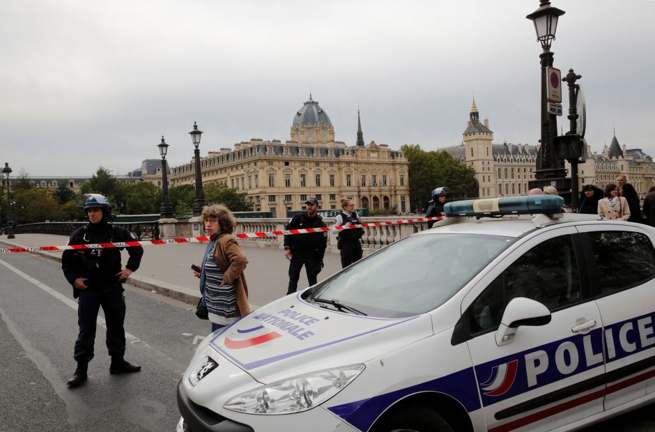 Paryžiuje per išpuolį policijos nuovadoje žuvo penki žmonės, tarp jų ir užpuolikas