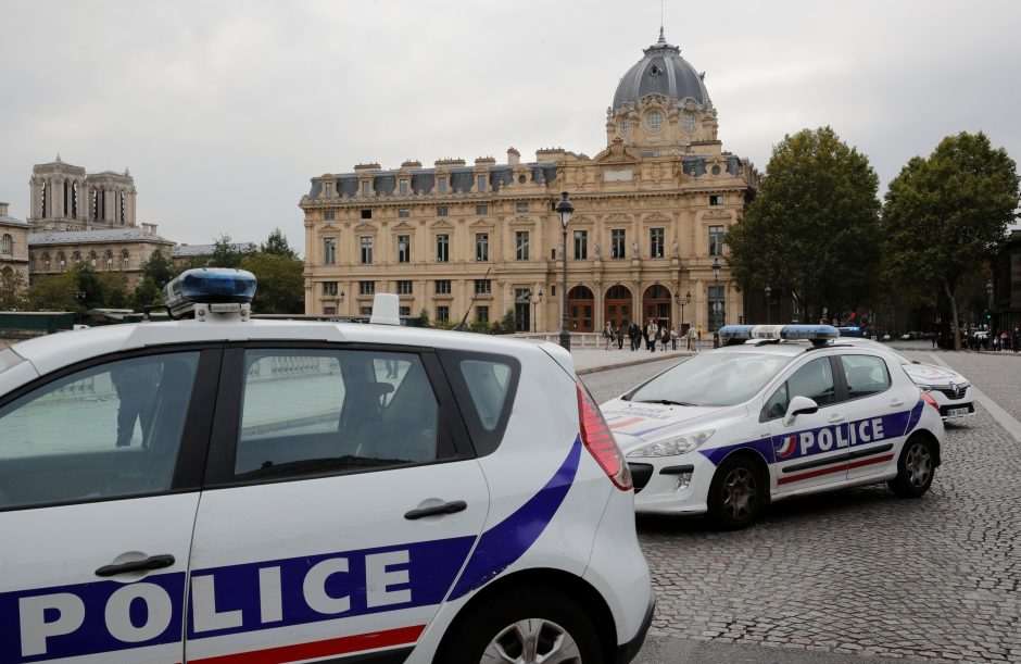 Paryžiuje per išpuolį policijos nuovadoje žuvo penki žmonės, tarp jų ir užpuolikas