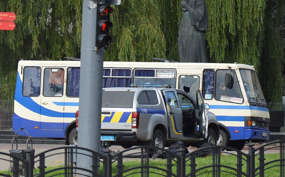 Ukrainoje autobusą užgrobęs užpuolikas tebelaiko apie 10 įkaitų (atnaujinta)