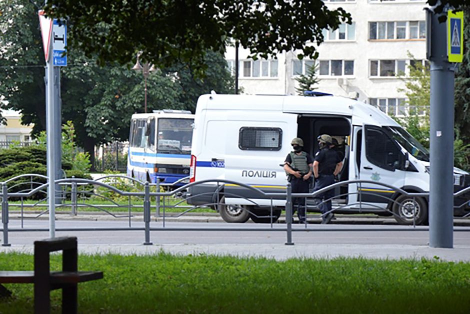 Ukrainoje autobusą užgrobęs užpuolikas tebelaiko apie 10 įkaitų (atnaujinta)