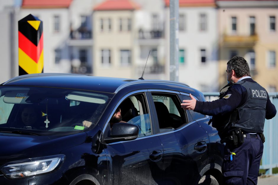 Vokietija skelbia apie griežtesnius patikrinimus dėl COVID-19 pasienyje