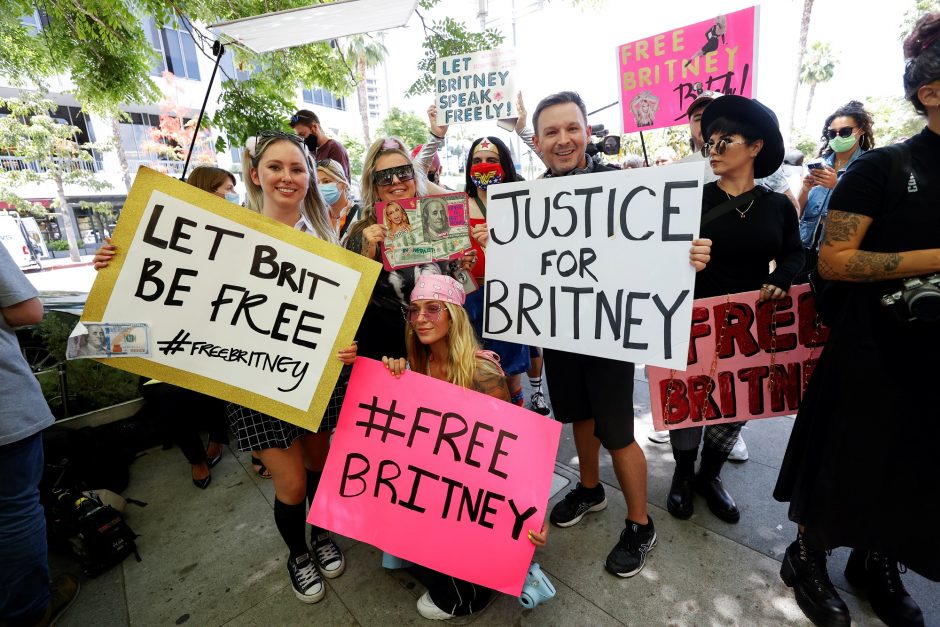 „Traumuota“ B. Spears prašo teismo panaikinti tėvo globą