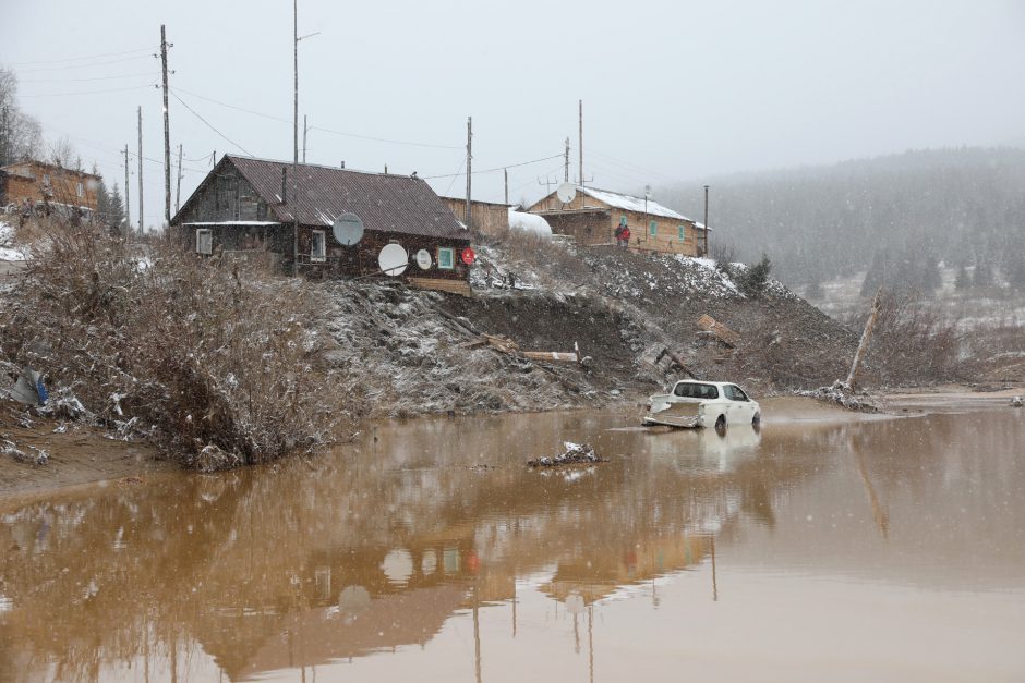 Rusijoje griuvus užtvankai aukso kasykloje žuvo 15 žmonių