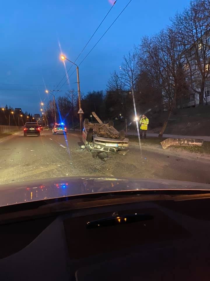 Avarija Vilniuje: girto vairuotojo BMW apvirto ant stogo