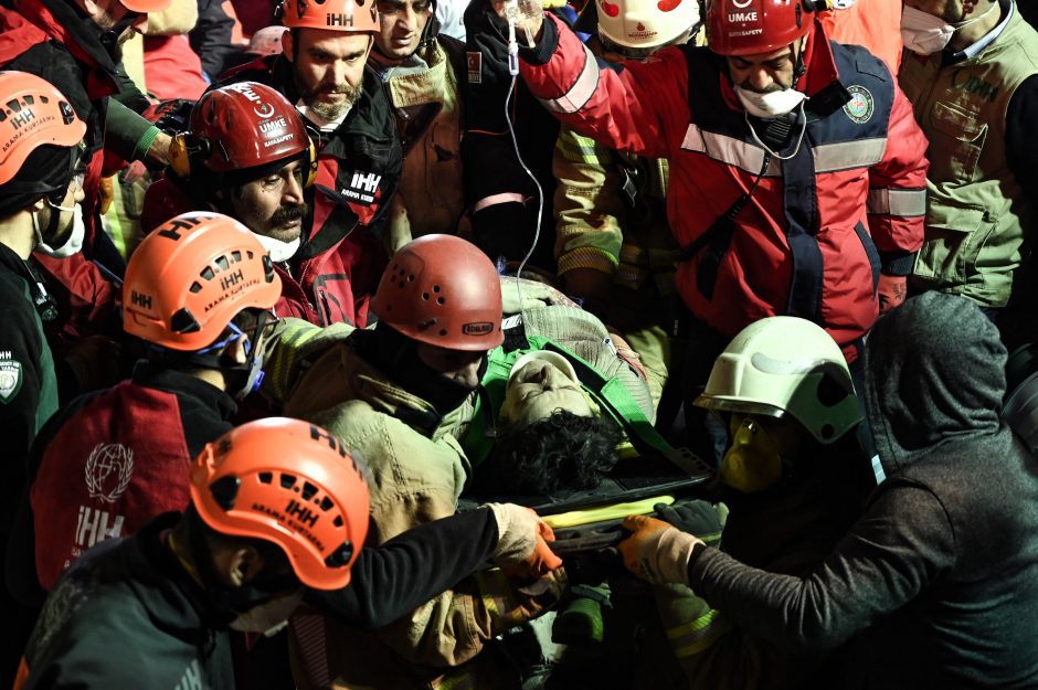 Stambule sugriuvus namui, naujais duomenimis, žuvo mažiausiai 10 žmonių