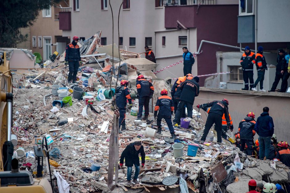 Stambule sugriuvus namui, naujais duomenimis, žuvo mažiausiai 10 žmonių