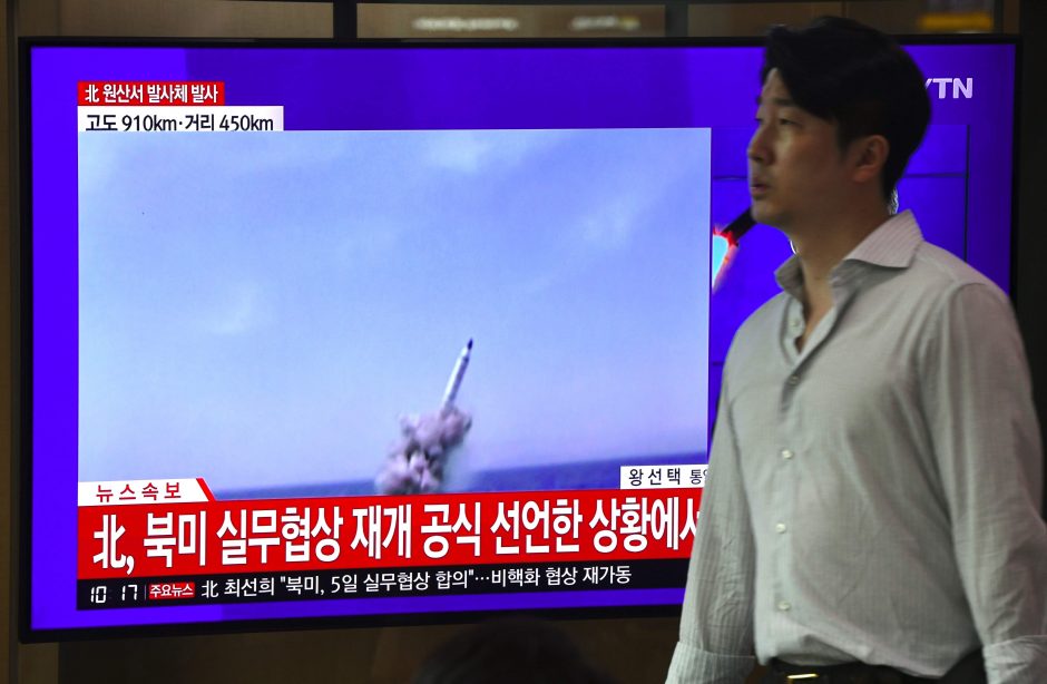 Artėjant deryboms su JAV Šiaurės Korėja paleido balistinę raketą