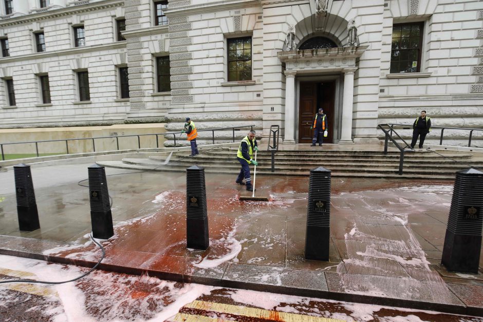 Aplinkosaugos aktyvistai aptaškė JK ministeriją netikru krauju