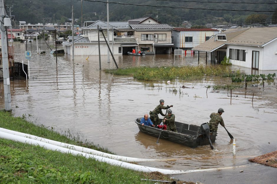 Japoniją nusiaubusio taifūno aukų padaugėjo iki 40