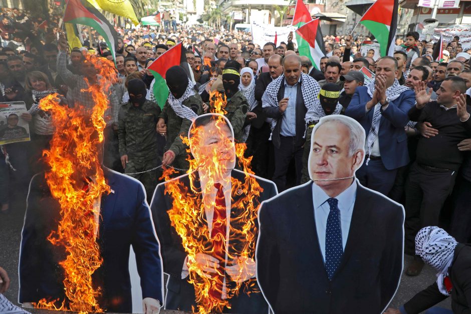 Palestiniečiai „įniršio dieną“ protestuoja prieš JAV sprendimą dėl žydų nausėdijų