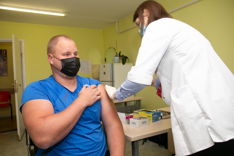 Paskiepyta trečioji Tokijo olimpinėms žaidynėms rengiamų sportininkų grupė