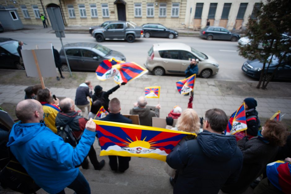 Prie Kinijos ambasados kelios dešimtys žmonių reiškė solidarumą Tibetui