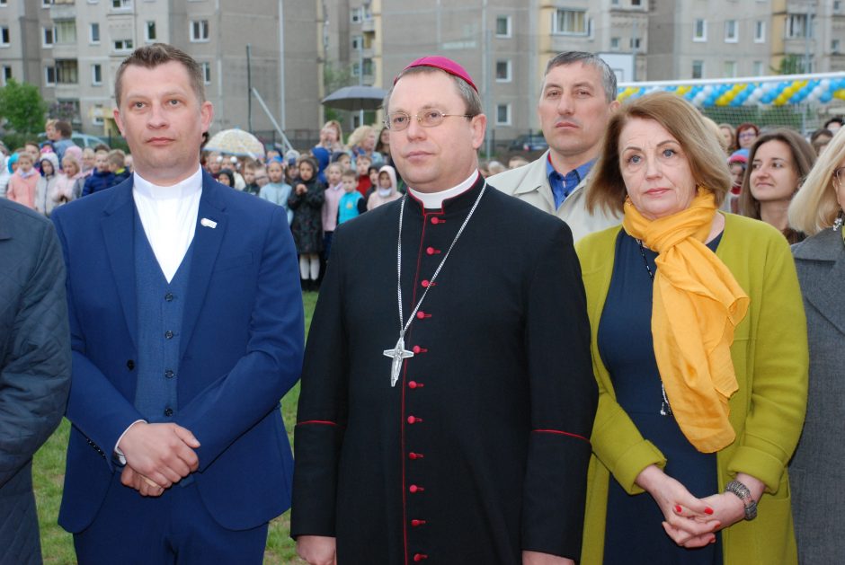 Jono Pauliaus II gimnazija popiežiaus gimtadienį minėjo atnaujintame stadione