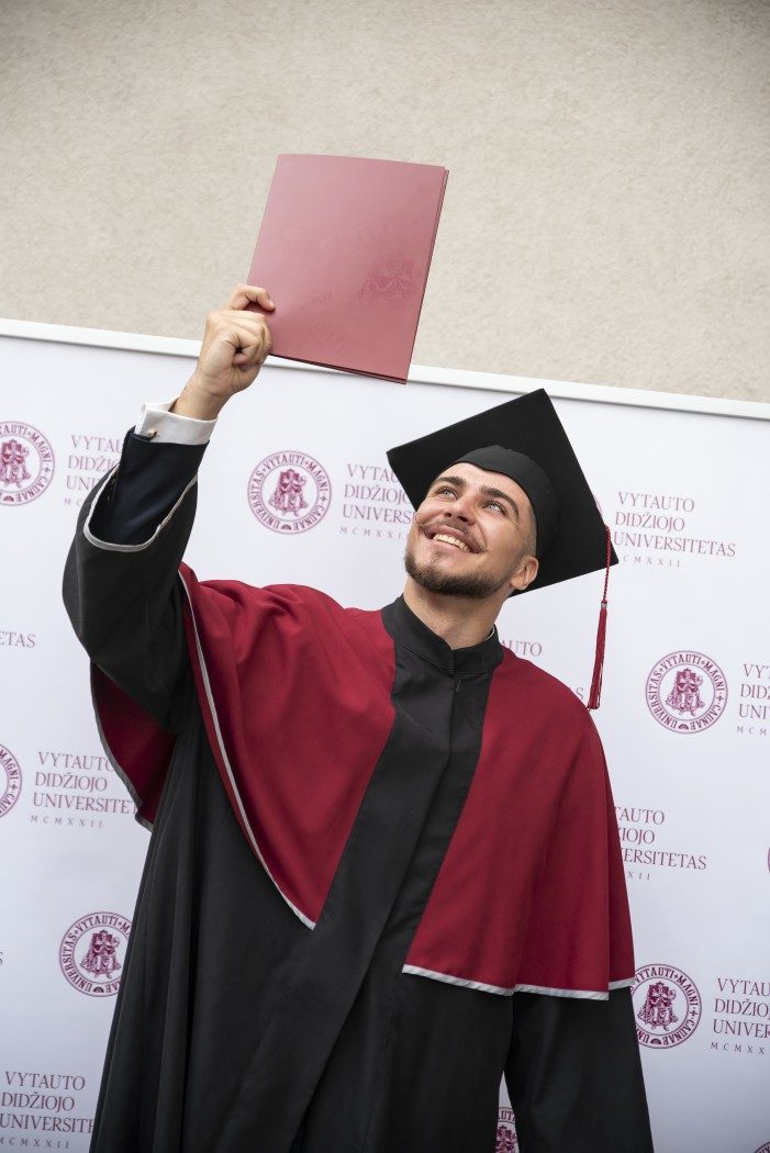 VDU absolventams gyvoje ceremonijoje buvo įteikti diplomai