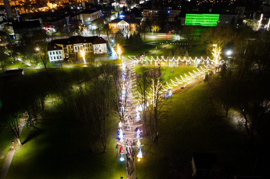 Jonava uždegė Kalėdas: įžiebta miesto eglė ir eglučių miestelis