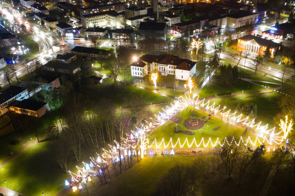 Jonava uždegė Kalėdas: įžiebta miesto eglė ir eglučių miestelis