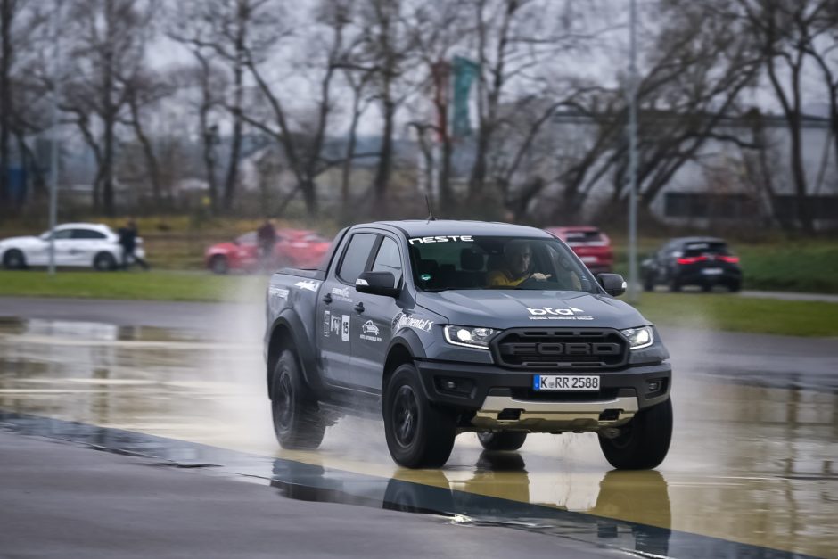 Galiūnų dvikova metų automobilio rinkimuose: purvynų karalius prieš lenktynininką