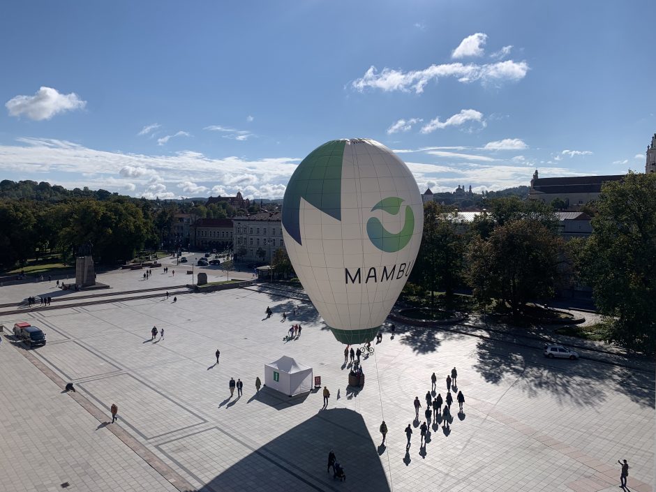 Pasaulinės turizmo dienos proga Vilniaus Katedros aikštėje įsikūrė oro balionas