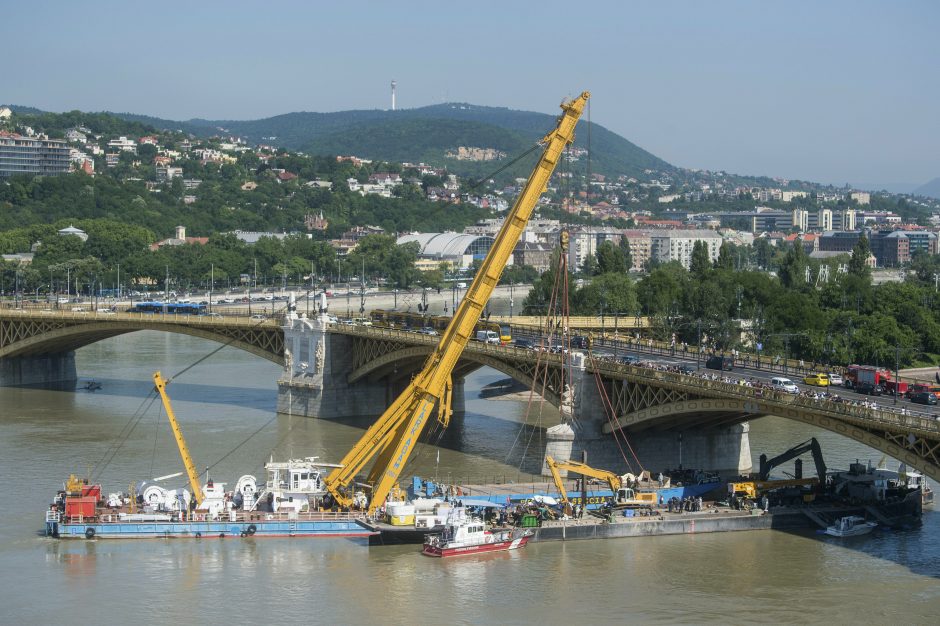 Vengrijoje iš Dunojaus iškeliant nuskendusį laivą rasti keli turistų kūnai