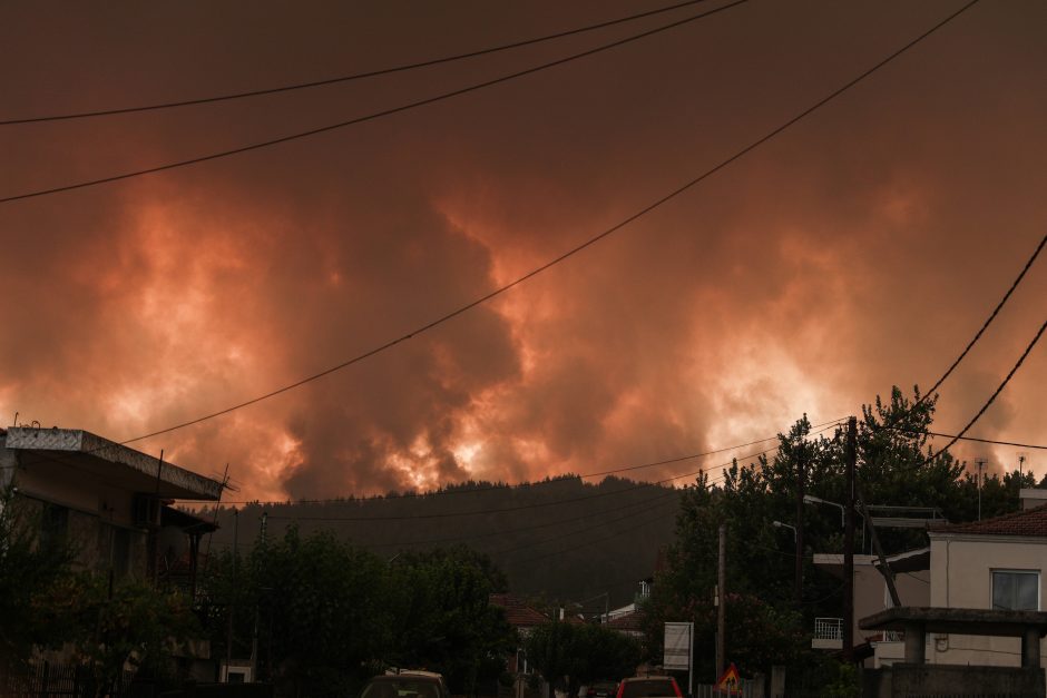 Graikijos saloje siaučiantys gaisrai privertė šimtus žmonių palikti namus