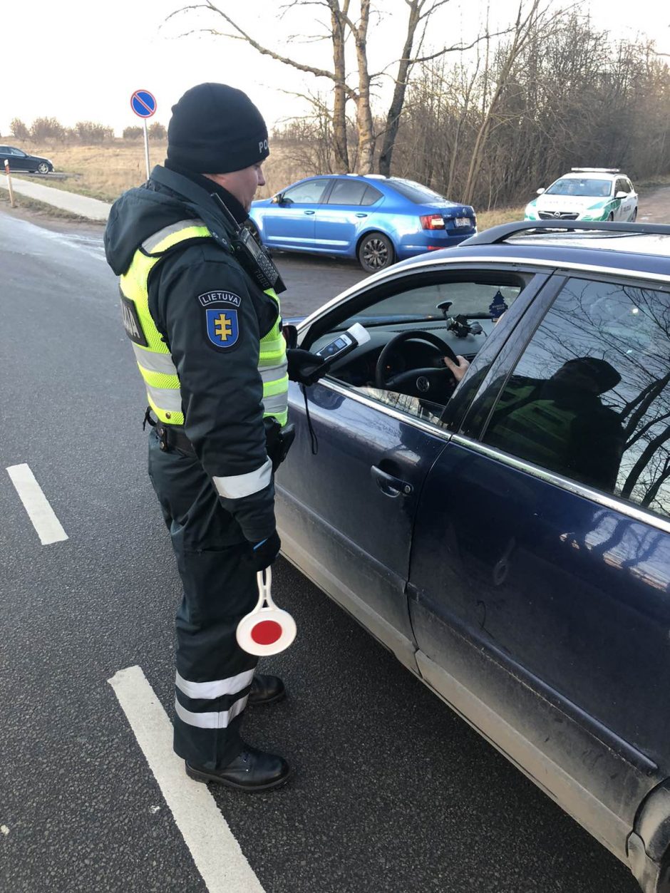 Pareigūnams įkliuvo į lauko virtuvės sieną atsitrenkęs „Chrysler“ vairuotojas