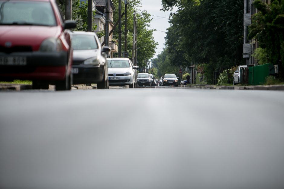 Nesusipratimas: asfaltu užkimšo lietaus kanalizacijos latakus