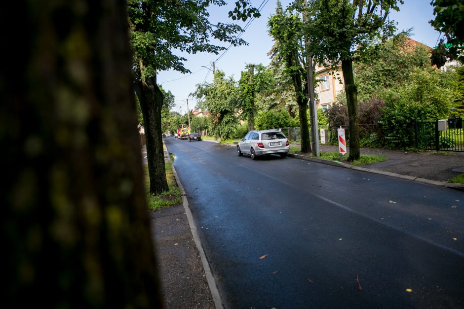 Nesusipratimas: asfaltu užkimšo lietaus kanalizacijos latakus