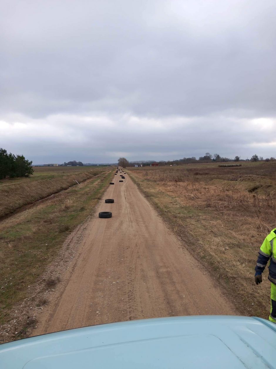 Pribloškė šiukšlintojų elgesys: senas padangas išdrabstė ant kelio