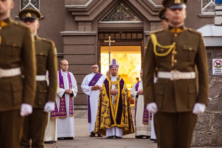 Paskutinė valia įvykdyta: Klaipėdoje perlaidoti J. Budrio ir jo žmonos palaikai