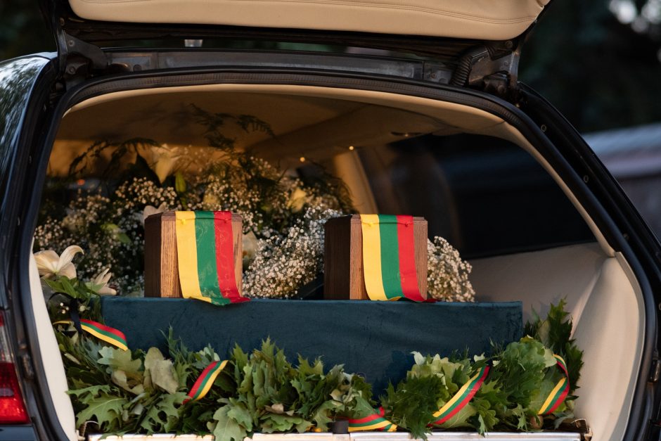 Paskutinė valia įvykdyta: Klaipėdoje perlaidoti J. Budrio ir jo žmonos palaikai