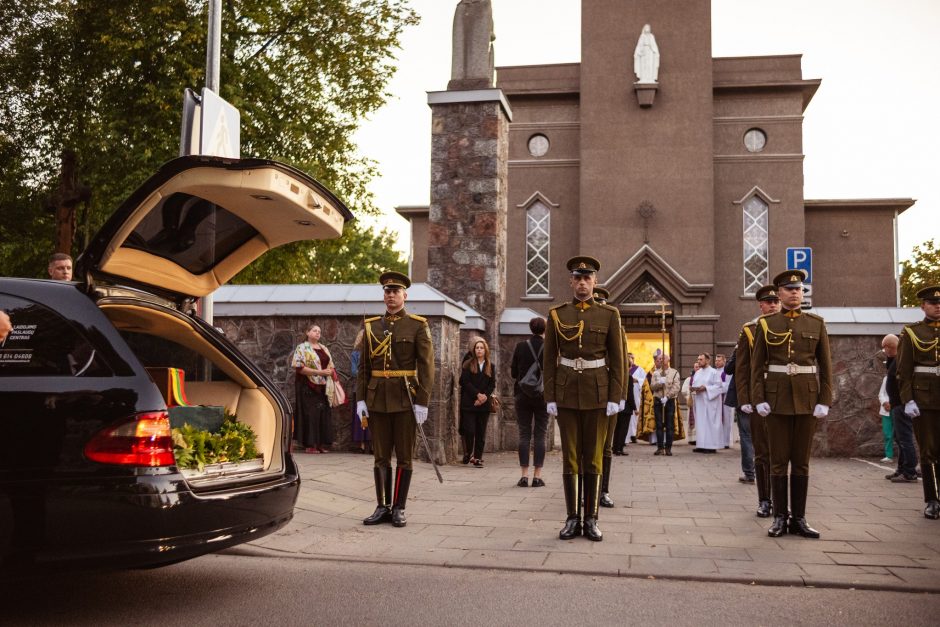 Paskutinė valia įvykdyta: Klaipėdoje perlaidoti J. Budrio ir jo žmonos palaikai