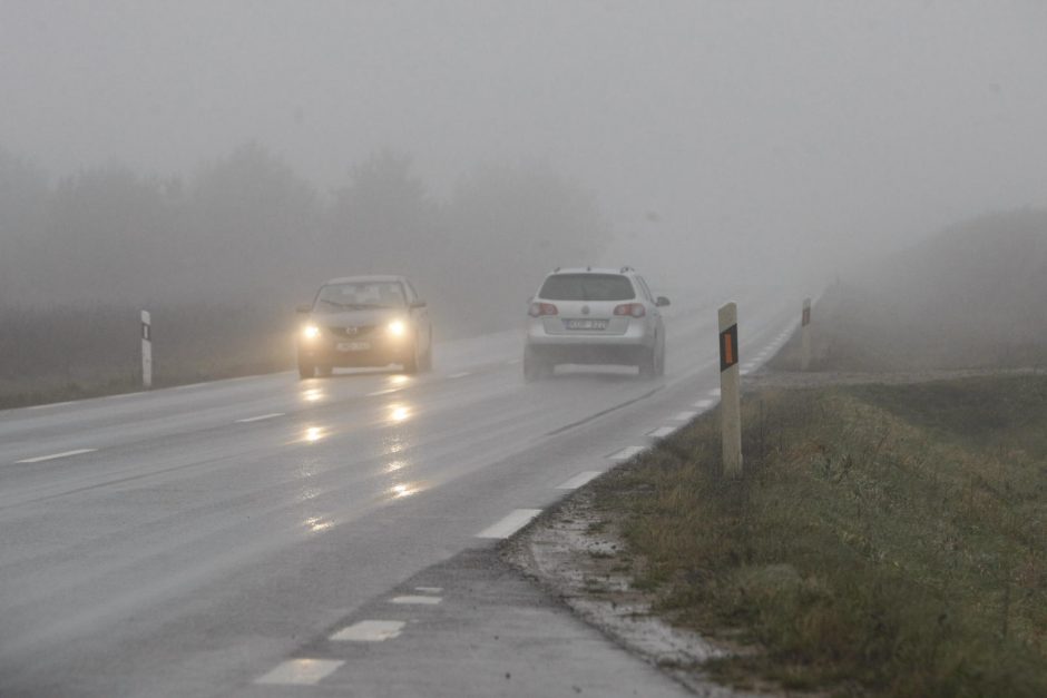 Rinkitės saugų greitį: Raseinių rajone eismo sąlygas sunkina rūkas