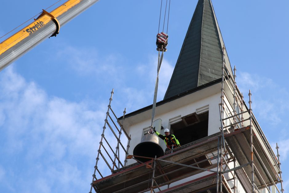 Į Gargždų bažnyčios bokštą pakilo du nauji varpai