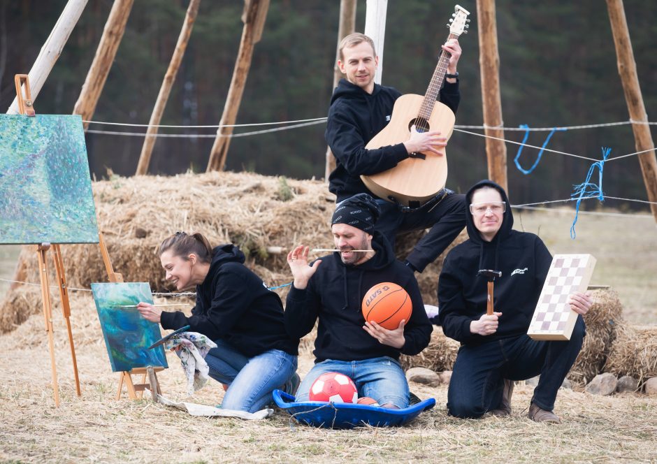 „Keistuolių teatro“ stovyklos vadovai – apie vaikų laukiančius netikėtumus