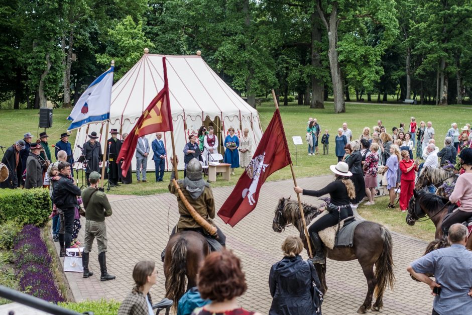 Kretingoje – neįprastas vaizdas: gatvėmis risnojo žemaitukų būrys