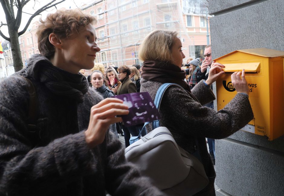 Moterų teisės balsuoti šimtmetis: raginama kovoti su smurtu ir algų skirtumais