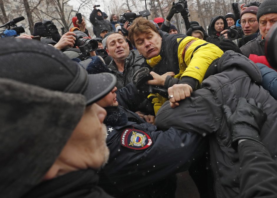 Rusijoje kilo protestai dėl žmogaus teisių aktyvistės sulaikymo