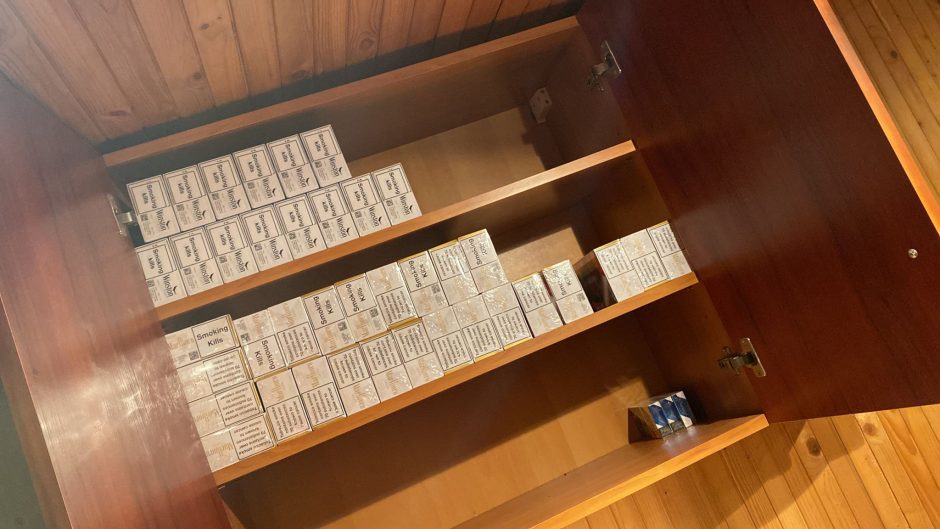 Kauno policija aptiko didelį kiekį nelegalaus alkoholio, tabako gaminių ir grynųjų eurų