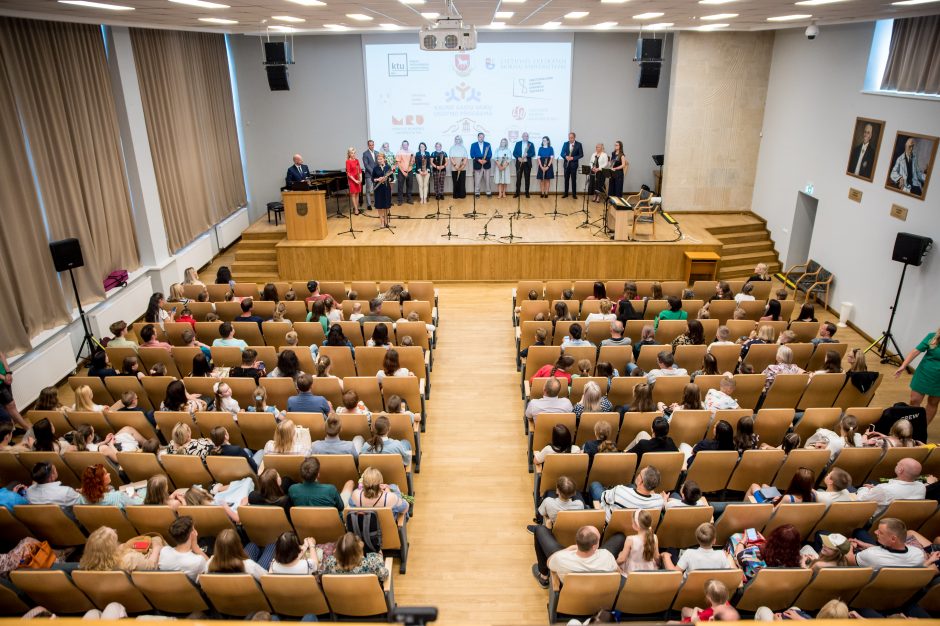 Kaunas apdovanojo universitetuose ir teatruose žinias kaupusius gabiausius vaikus