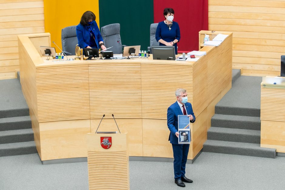 V. Pranckietis apdovanojo grupę Seimo kanceliarijos darbuotojų