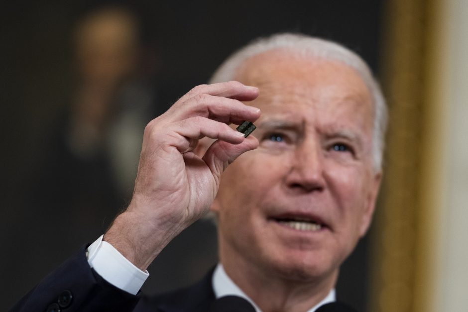 J. Bidenas panaikino D. Trumpo sprendimą stabdyti „žaliųjų kortų“ išdavimą