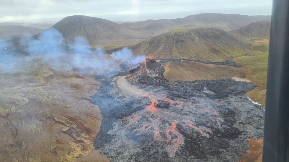 Islandijoje neseniai išsiveržęs ugnikalnis toliau spjaudosi lava