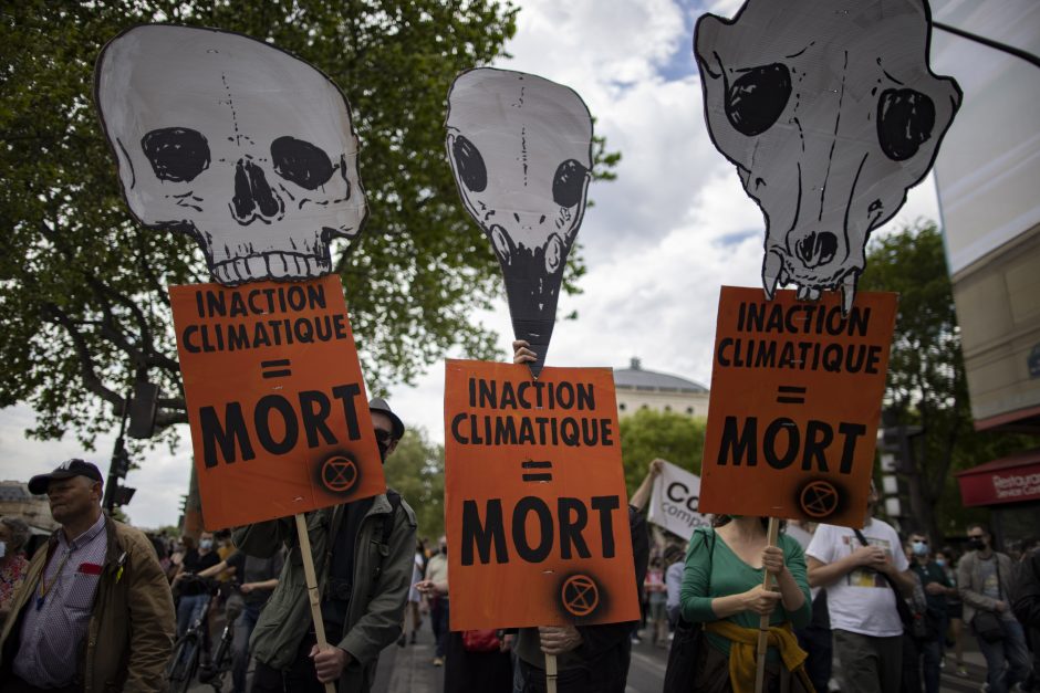 Prancūzijoje dešimtys tūkstančių žmonių protestavo prieš klimato įstatymą