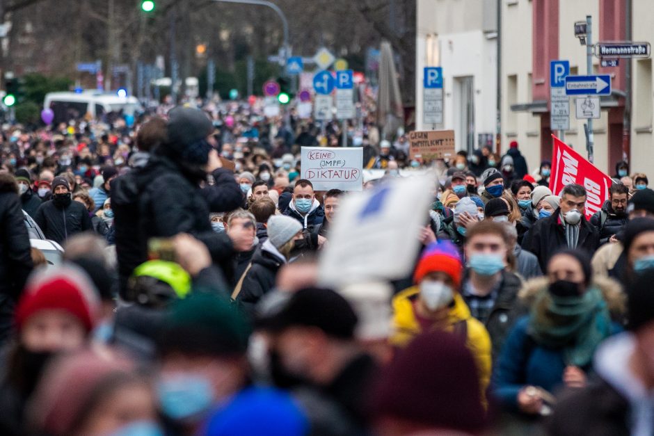 Vokietijoje tūkstančiai žmonių protestavo prieš COVID-19 suvaržymus ir privalomus skiepus