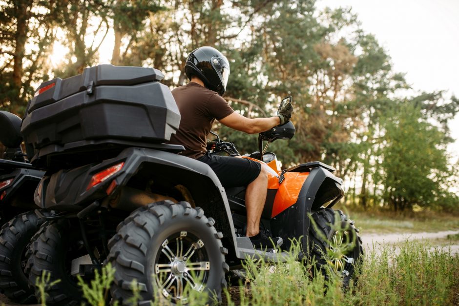 Kėdainių rajone apvirto keturratis motociklas: ligoninėje atsidūrė jo keleivis