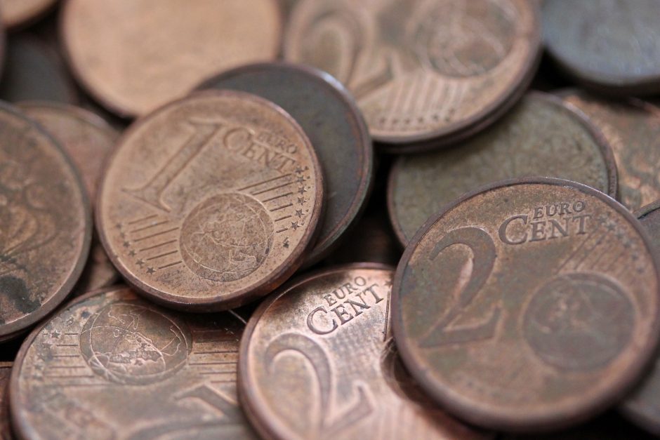 Svarstoma atsisakyti vieno ir dviejų euro centų monetų
